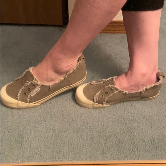 American Eagle Canvas Shoes - Picture 2 of 5